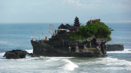 http://www.nvisible.com/nvisiblegraphics/ph/9/TanahLot3.jpg