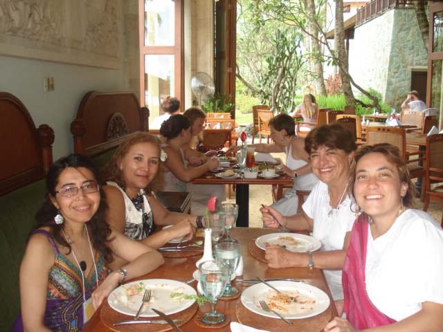 Alejandra de Chile y Ilda de Espaa con Rita y An Ayatzin de Mexico.