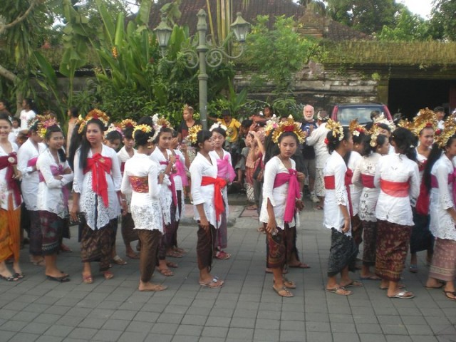 Kalasara and Ya were lucky to see a magnificent procession.