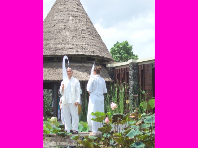 Our two White Dragons, Tonatiuh and Taisia, prepare to lead our opening procession to the ocean.